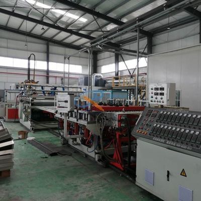 1220mm 30mm Plastik-Wpc Schaum-Brett PVCs, das Maschine herstellt