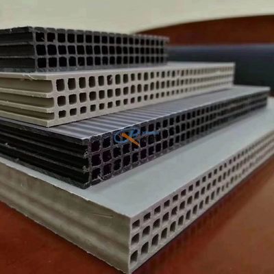 Einzelnes Plastikbrett der Schrauben-15mm 915mm, das Maschine herstellt